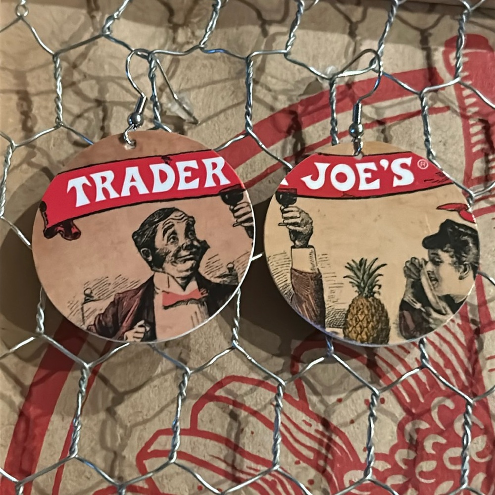 Trader Joe’s earrings man and woman eating recycled gift card